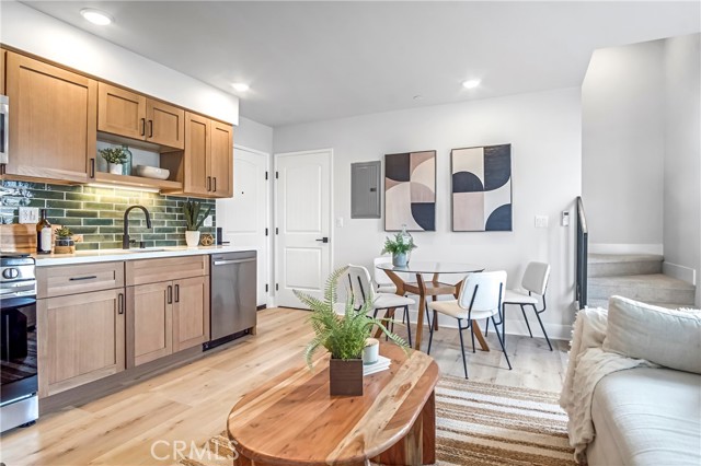 Detail Gallery Image 4 of 20 For 10035 S Western Ave #103,  Los Angeles,  CA 90047 - 2 Beds | 2 Baths