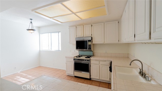 Detail Gallery Image 6 of 29 For 7311 Kester Ave #11,  Van Nuys,  CA 91405 - 2 Beds | 2/1 Baths