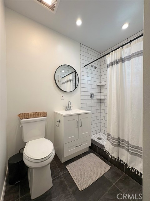 813 W Beach Avenue, Inglewood CA: https://media.crmls.org/medias/cc1cf490-c70c-41b2-adb3-877257b08d11.jpg