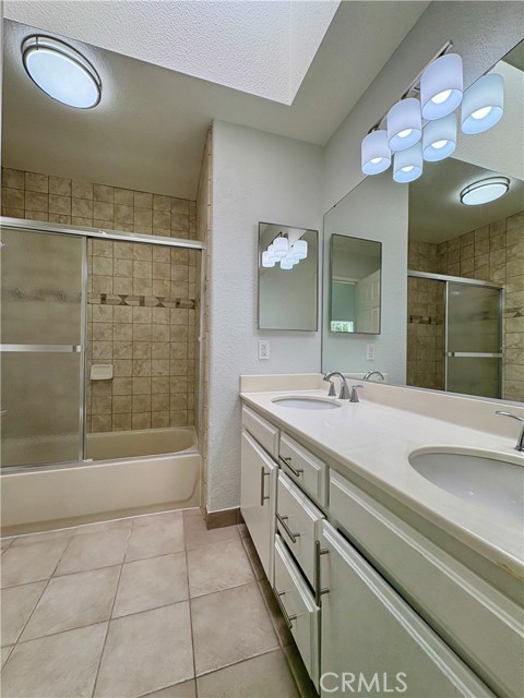 2137 Estrella Court, Palmdale CA: https://media.crmls.org/medias/cc1e8318-d9a9-496e-b7b0-d6ed465caca4.jpg