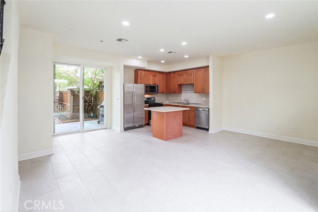 Detail Gallery Image 7 of 46 For 7132 Farralone Ave #207,  Canoga Park,  CA 91303 - 3 Beds | 2/1 Baths