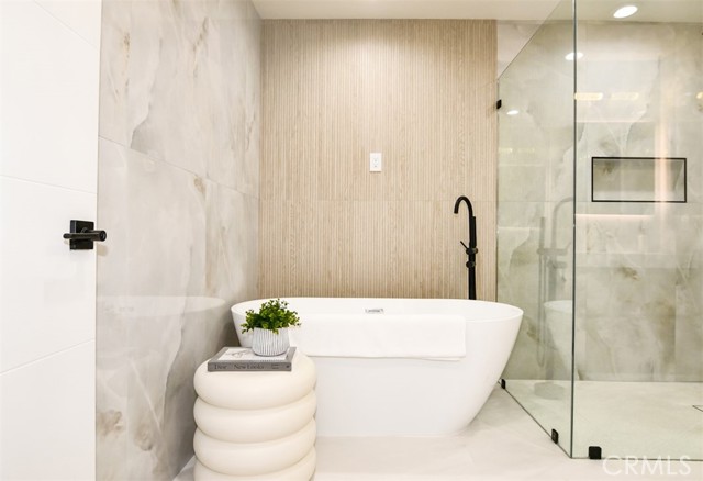 Detail Gallery Image 39 of 41 For 10 White Water Dr, Corona Del Mar,  CA 92625 - 2 Beds | 2 Baths