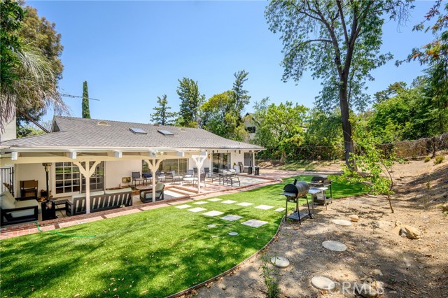 4035 Ellenita Avenue, Tarzana CA: https://media.crmls.org/medias/cc242a5e-c3e4-46c1-83d7-acecc03c723f.jpg