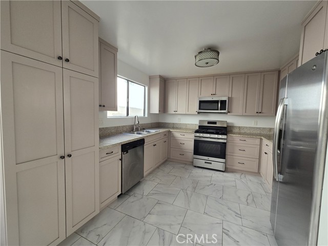 Detail Gallery Image 12 of 26 For 2440 Penmar Ave #2,  Venice,  CA 90291 - 3 Beds | 2/1 Baths