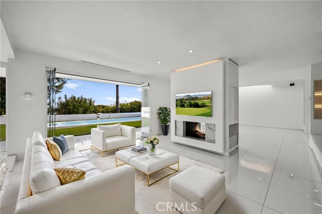 1046 N Hillcrest Road, Beverly Hills CA: https://media.crmls.org/medias/cc27ef18-9abc-4eab-a5b6-64e3d373c321.jpg