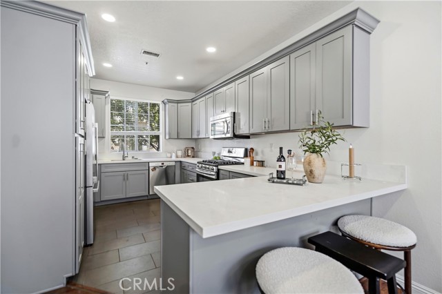 Detail Gallery Image 8 of 23 For 8 Cuzzano Aisle, Irvine,  CA 92606 - 3 Beds | 2/1 Baths