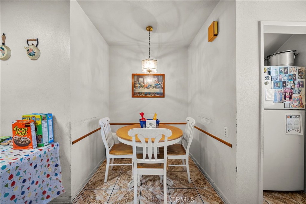 https://media.crmls.org/medias/cc2a3a2e-2f4e-475f-8341-d78b872d2715.jpg?preset=X-Large