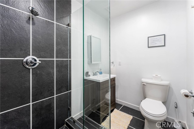 Detail Gallery Image 21 of 60 For 14027 Wyandotte St, Van Nuys,  CA 91405 - 4 Beds | 4 Baths