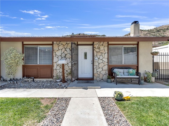 Detail Gallery Image 2 of 26 For 29351 Abelia Rd, Canyon Country,  CA 91387 - 3 Beds | 2 Baths