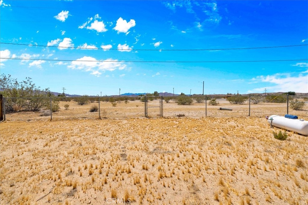 https://media.crmls.org/medias/cc30324c-bd18-4d01-8008-242119535315.jpg?preset=X-Large