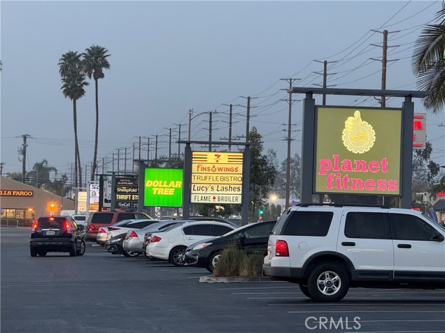 Shopping center behind the Home. less than a minute walk. Gym, Bank, restaurants, Dollar Tree, Seven Eleven and many more stores.