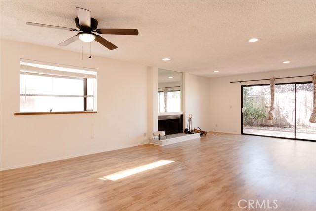 Detail Gallery Image 4 of 16 For 9906 Owensmouth Ave #7,  Chatsworth,  CA 91311 - 3 Beds | 2/1 Baths