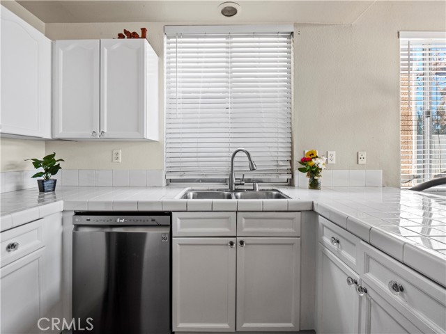 Detail Gallery Image 11 of 27 For 30305 Marigold Cir, Castaic,  CA 91384 - 3 Beds | 2 Baths
