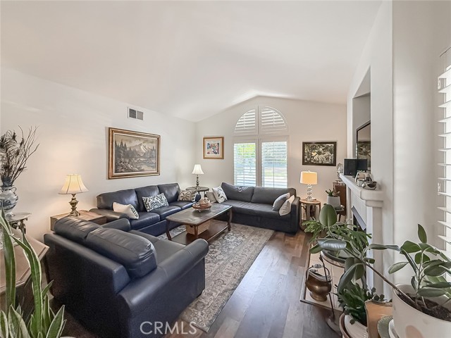 2037 Freesia Avenue, Simi Valley CA: https://media.crmls.org/medias/cc36aa3b-da4b-4eee-b7c7-b212d003429e.jpg