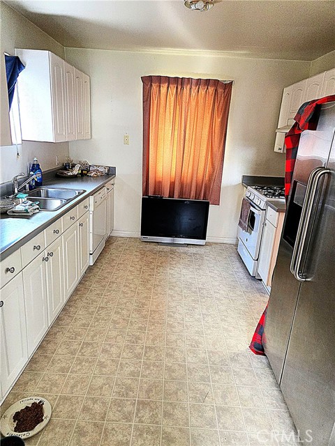 22057 Wyandotte photo 8