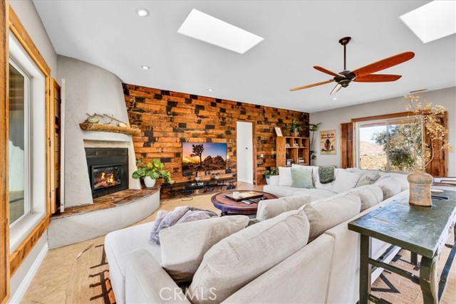 7423 Juniper Road, Joshua Tree CA: https://media.crmls.org/medias/cc398b21-1e53-4188-a6e0-0e2a052693e7.jpg