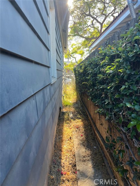 9312 Garden View Avenue, South Gate CA: https://media.crmls.org/medias/cc39eb13-cdce-40fb-8de2-a241aaf3d6d1.jpg