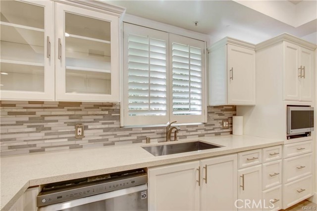 Detail Gallery Image 12 of 24 For 11824 Darlington Ave #102,  Los Angeles,  CA 90049 - 3 Beds | 2/1 Baths