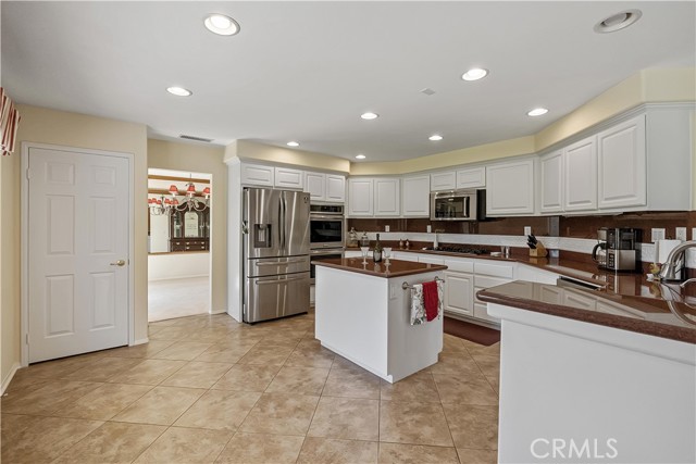 Detail Gallery Image 13 of 32 For 26409 Misty Ridge Pl, Canyon Country,  CA 91387 - 4 Beds | 4 Baths