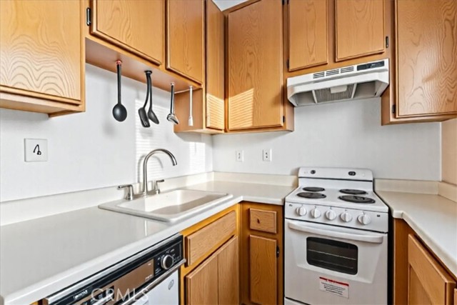 3636 Oak Creek Drive, Ontario CA: https://media.crmls.org/medias/cc4090b9-9763-4b21-b672-a1af5d4ff523.jpg