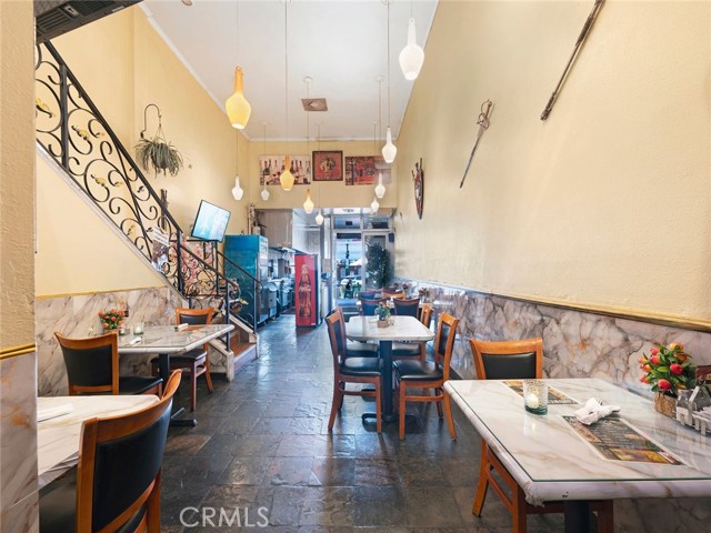 138 N San Fernando Boulevard, Burbank CA: https://media.crmls.org/medias/cc42065a-86ad-4890-83b1-b5762f485264.jpg