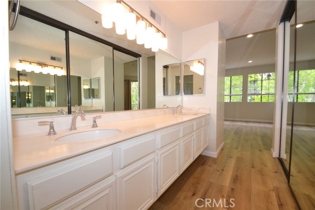 2555 Plaza Del Amo, Torrance CA: https://media.crmls.org/medias/cc4740b1-8641-4f6a-a548-ed1299a01f28.jpg
