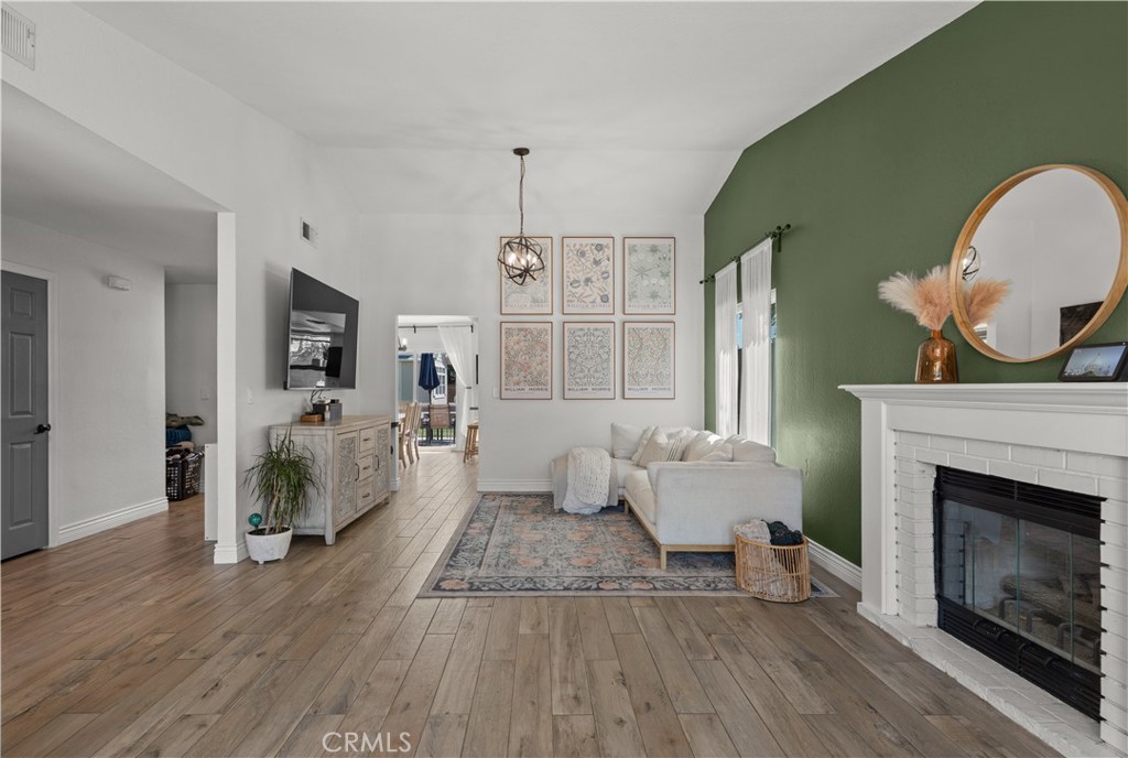 https://media.crmls.org/medias/cc4b7aa3-3060-4e24-ab60-c43278a20d94.jpg?preset=X-Large