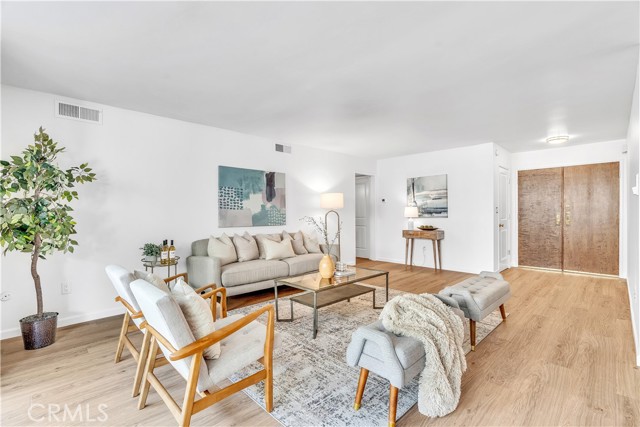 330 W California Boulevard, Pasadena CA: https://media.crmls.org/medias/cc4d5e2e-f016-4af0-981f-0594fae083ba.jpg
