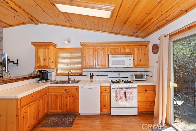 Detail Gallery Image 11 of 36 For 822 Spruce Ln, Sugarloaf,  CA 92386 - 3 Beds | 2 Baths