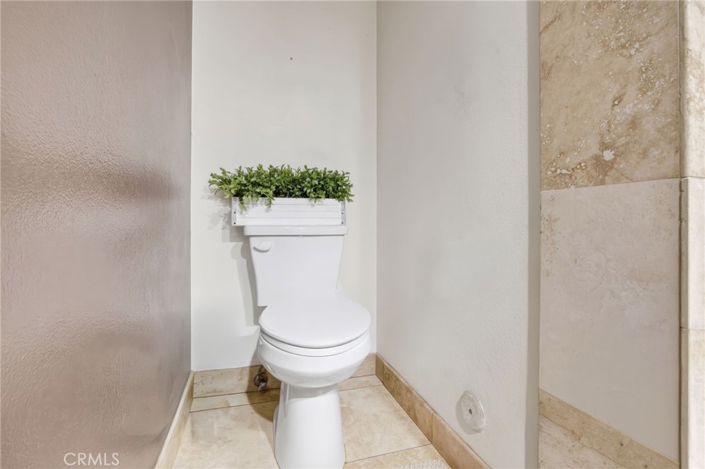 https://media.crmls.org/medias/cc532975-e9f7-4cb6-8862-9391a77a1461.jpg?preset=X-Large