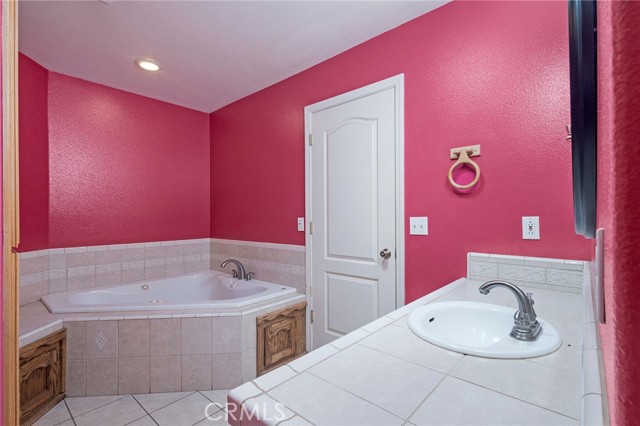 4940 Papaya Road, Forest Ranch CA: https://media.crmls.org/medias/cc53a9e8-b889-4588-bb64-f61fee858152.jpg