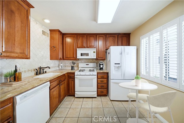 Detail Gallery Image 10 of 34 For 9512 via Venezia, Burbank,  CA 91504 - 3 Beds | 2 Baths