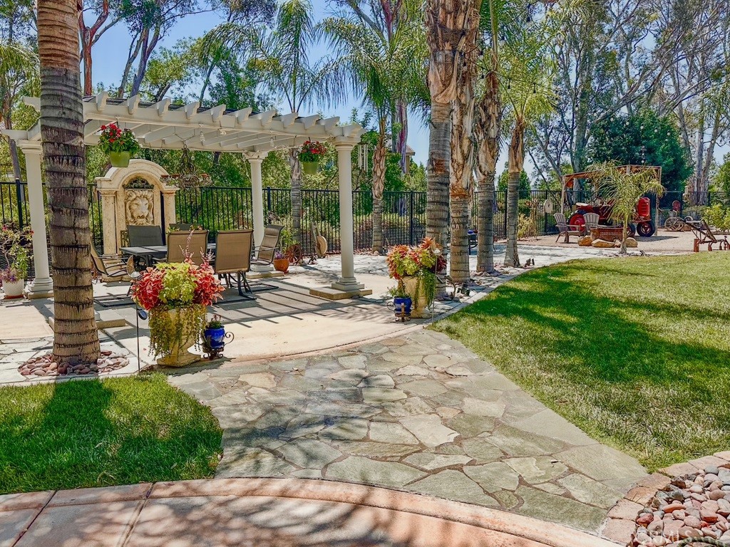 https://media.crmls.org/medias/cc57b717-9f8b-48b4-a4f4-3312960496e6.jpg?preset=X-Large