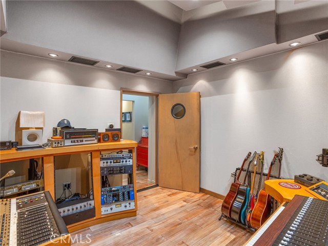 5762 Andasol Avenue, Encino CA: https://media.crmls.org/medias/cc58d6a9-a128-4ea2-bca2-2ce0ba318172.jpg