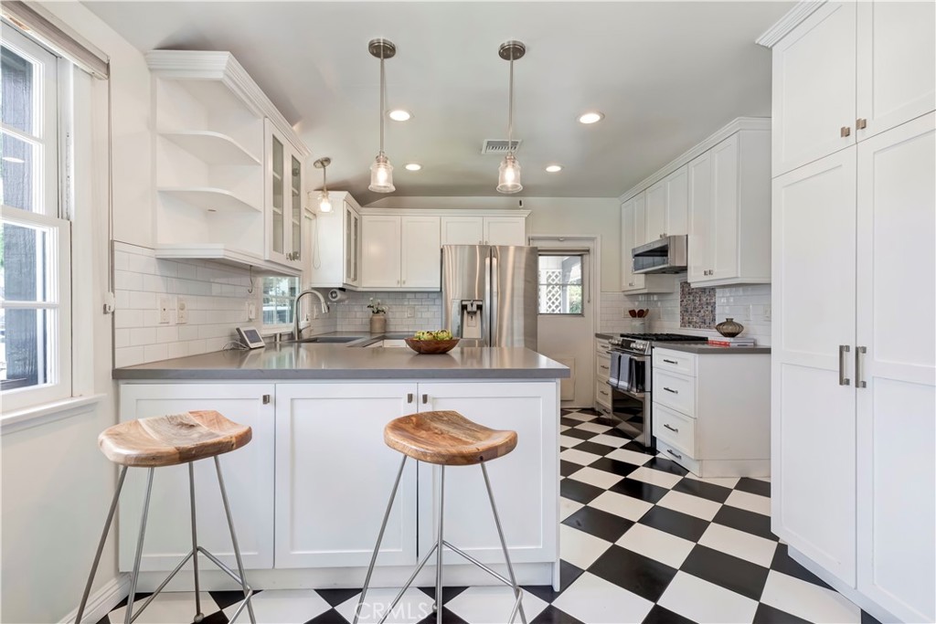https://media.crmls.org/medias/cc590111-e23b-4aa8-a07c-a60b5a0b8a25.jpg?preset=X-Large