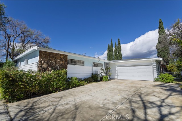 Detail Gallery Image 2 of 34 For 8811 Hayvenhurst Ave, North Hills,  CA 91343 - 4 Beds | 2 Baths