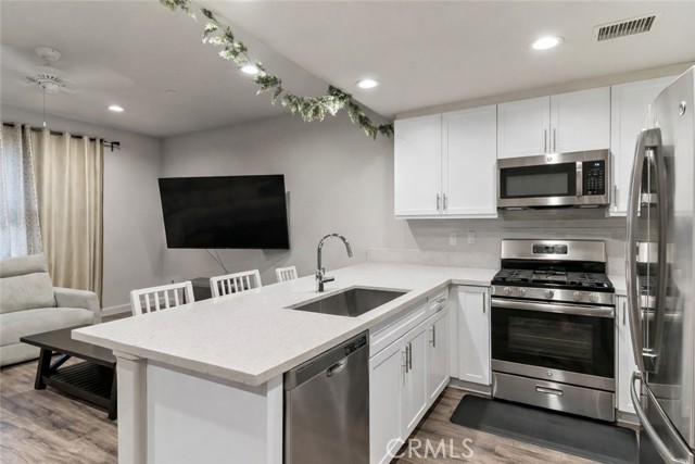 Detail Gallery Image 5 of 25 For 9834 Jersey #10,  Santa Fe Springs,  CA 90670 - 3 Beds | 3 Baths