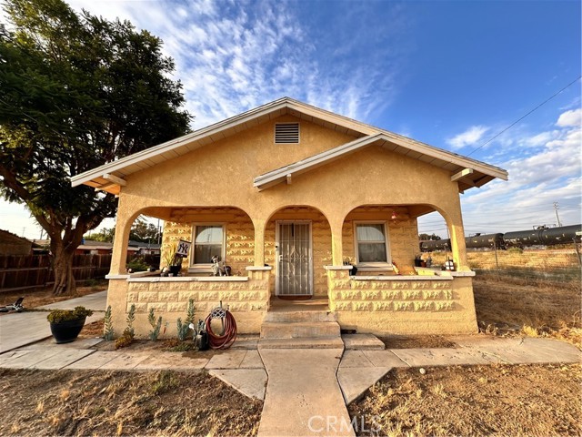 353 W L Street, Colton CA: https://media.crmls.org/medias/cc5c9b6b-beb2-4d80-acda-cae6e3ceffe2.jpg