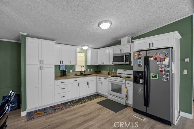 3900 S Temescal St, Corona CA: https://media.crmls.org/medias/cc5debe0-f875-4048-a378-17fe6787fa44.jpg