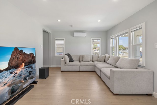 Detail Gallery Image 3 of 31 For 800 W 101 St, Los Angeles,  CA 90044 - 4 Beds | 2/1 Baths