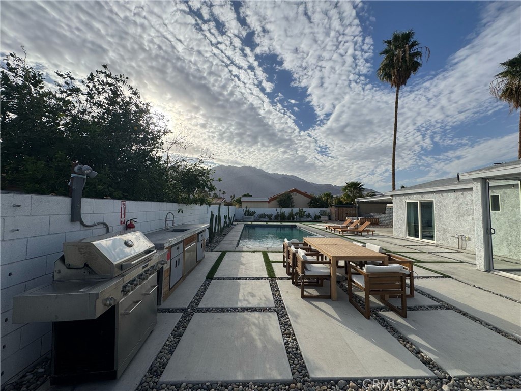 https://media.crmls.org/medias/cc5fbf20-dd81-49cb-b462-1533a4641360.jpg?preset=X-Large