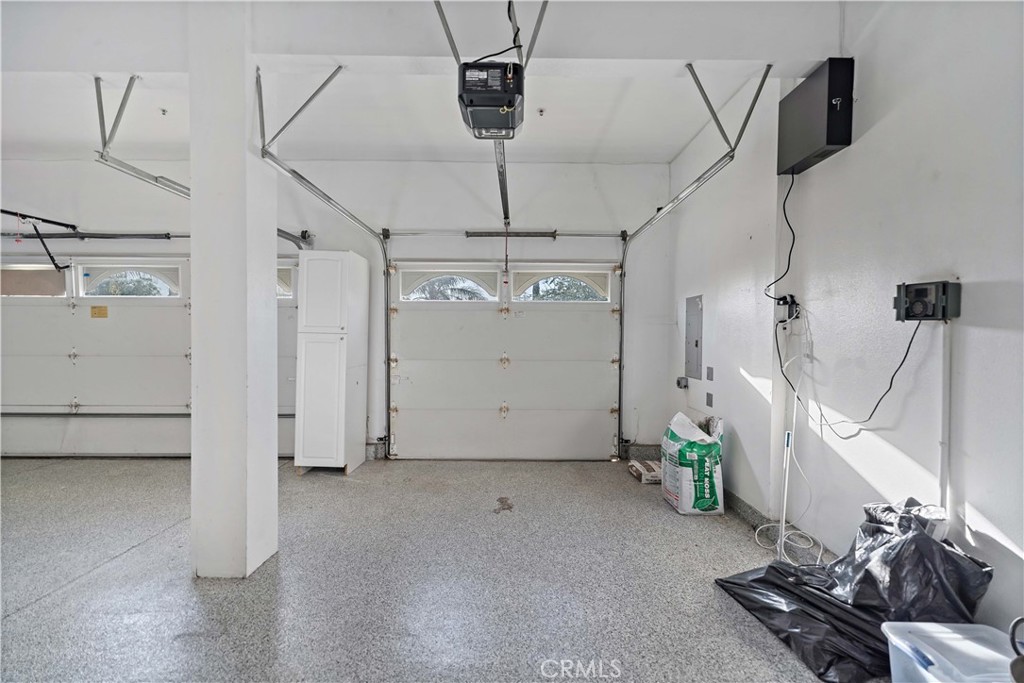 https://media.crmls.org/medias/cc6248e6-feac-4e2e-8f13-719d3db1fe67.jpg?preset=X-Large