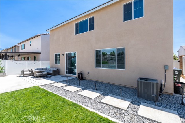 Detail Gallery Image 9 of 36 For 554 Cumberland Rd, Rialto,  CA 92377 - 4 Beds | 3 Baths
