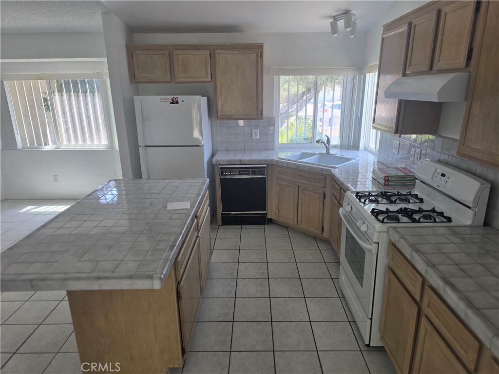 https://media.crmls.org/medias/cc644e9a-4145-4860-be8b-8cb3baeddff5.jpg?preset=X-Large