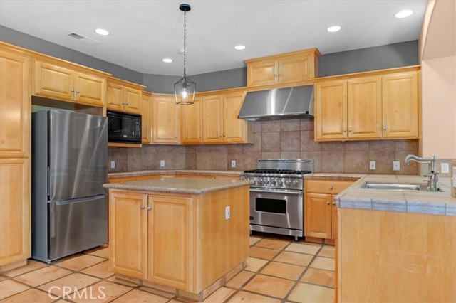 13715 E Nebraska Avenue, Kingsburg CA: https://media.crmls.org/medias/cc64f8b1-4f8c-4f55-9526-67a5e556b34e.jpg