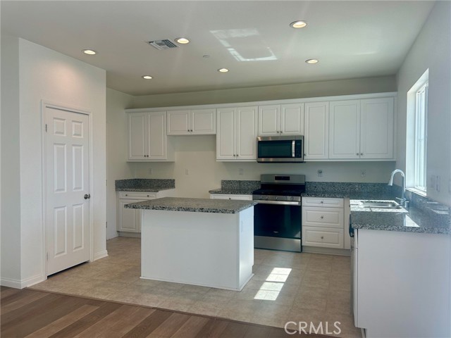 Detail Gallery Image 4 of 9 For 9645 Mondrian Ln, Riverside,  CA 92508 - 5 Beds | 3 Baths