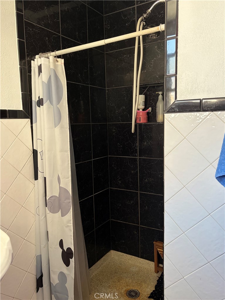 https://media.crmls.org/medias/cc6c2b0a-8983-4e0e-a073-ff71ec419c29.jpg?preset=X-Large