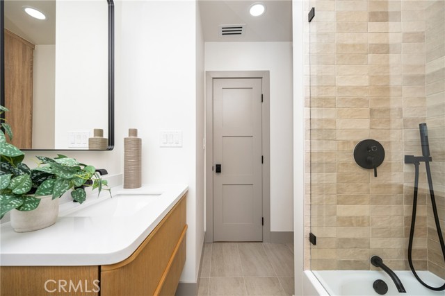 5161 E 27th Street, Long Beach CA: https://media.crmls.org/medias/cc6c9d6e-9fbe-4f38-9fe9-a0694c2a03ad.jpg