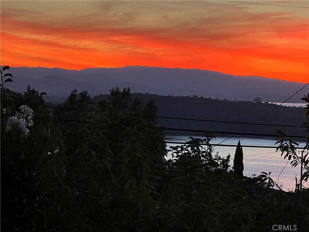 https://media.crmls.org/medias/cc6eeb3f-9f43-47cd-8127-93294106633e.jpg?preset=X-Large