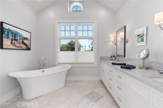 2149 E Ocean Boulevard, Newport Beach CA: https://media.crmls.org/medias/cc7066af-f805-47e8-8cca-e30934ad6f96.jpg